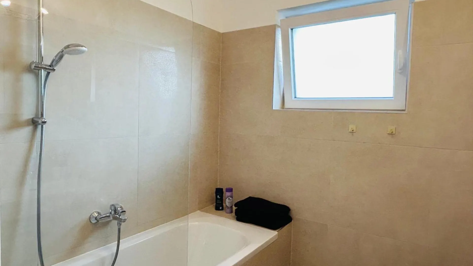 New - Free Parking - Balcony Apartment Viena